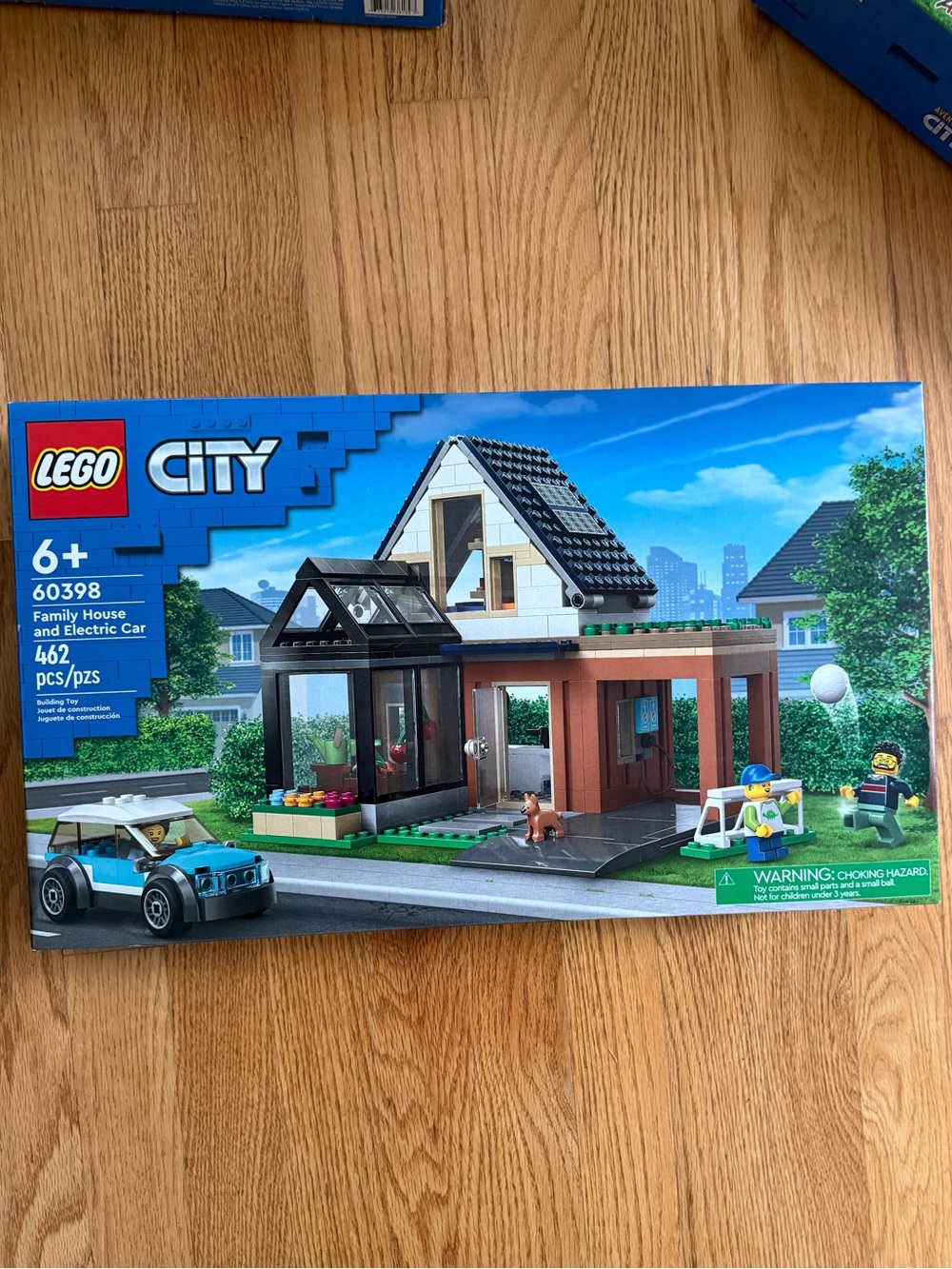 NEW Lego City Family House and Electric Car